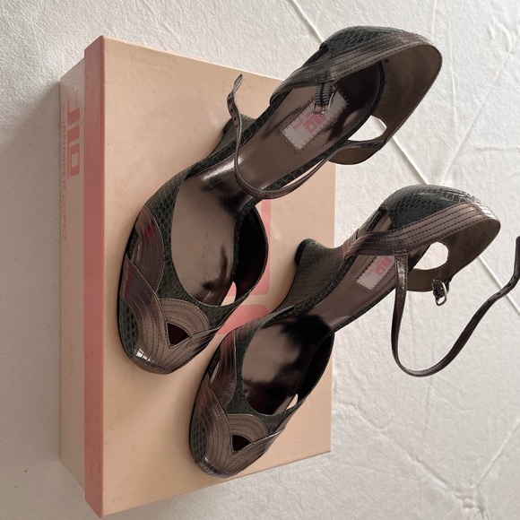 Silver metallic and grey snakeskin embossed leather heels. Never worn. Size 8. - Picture 2 of 4